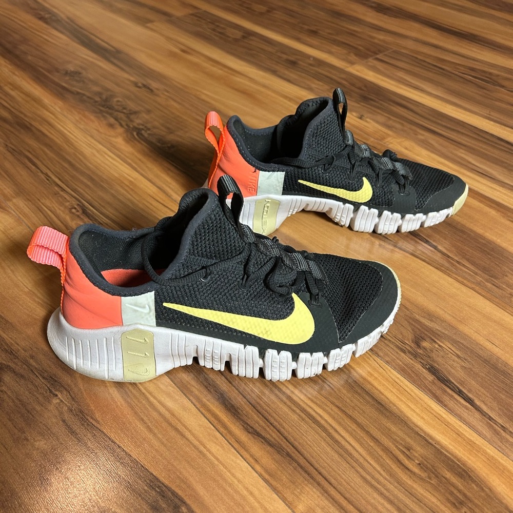 Nike Women’s Black and Yellow Sneakers with Pink Highlights